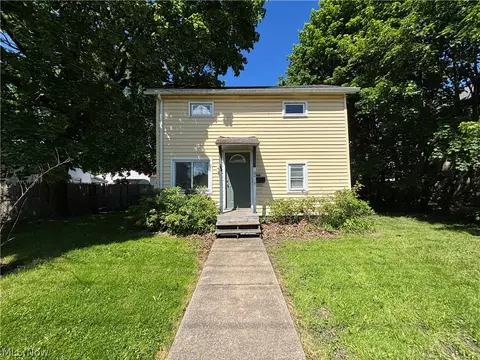 416 N Cedar Ave, Niles, OH 44446