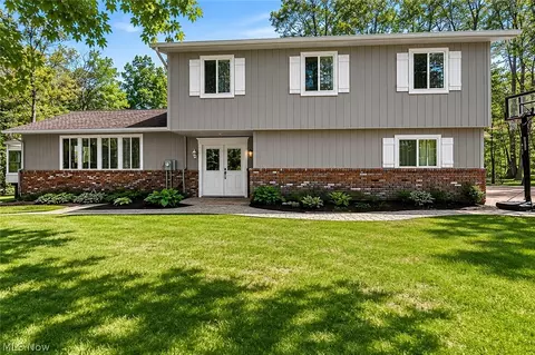 11905 Sandgate Dr, Chesterland, OH 44026