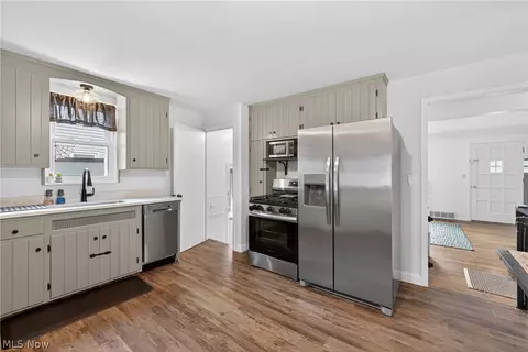 Kitchen - 2258 E 290th St, Wickliffe, OH 44092 photo 2 of 5
