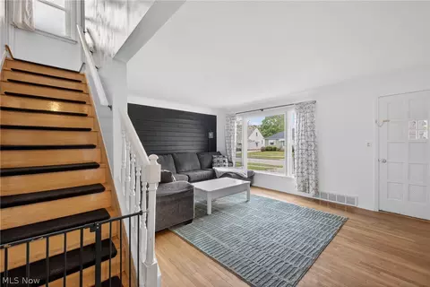 Entry Way - 2258 E 290th St, Wickliffe, OH 44092 photo 5 of 7