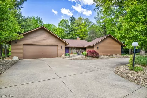 21903 Meadows Edge Ln, Strongsville, OH 44149