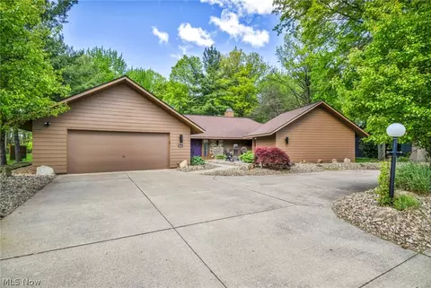 21903 Meadows Edge Ln, Strongsville, OH 44149