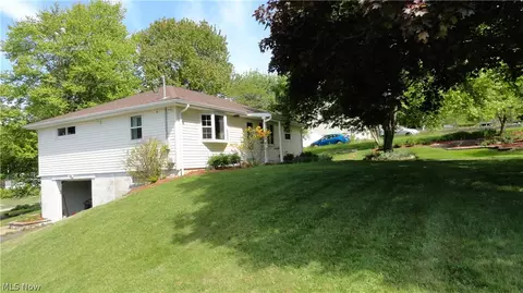 11 Lamp Post Ln, New Cumberland, WV 26047