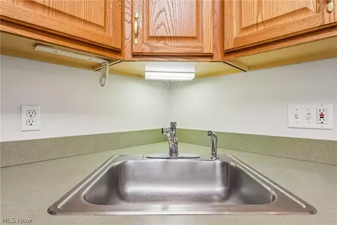 Kitchen - 1352 Meadow Run, Copley, OH 44321 photo 4 of 4