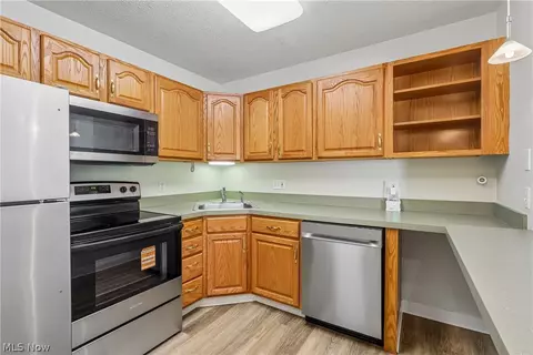 Kitchen - 1352 Meadow Run, Copley, OH 44321 photo 1 of 4