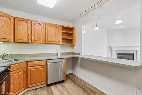 Kitchen - 1352 Meadow Run, Copley, OH 44321 photo 3 of 4