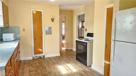 Entry Way - 387 E York St, Akron, OH 44310 photo 3 of 3