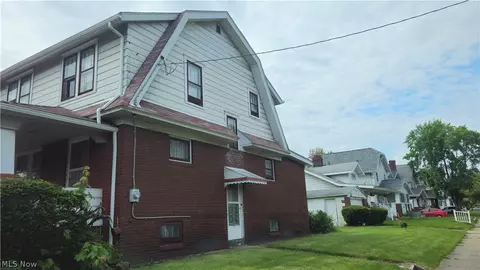 Entry Way - 387 E York St, Akron, OH 44310 photo 1 of 3