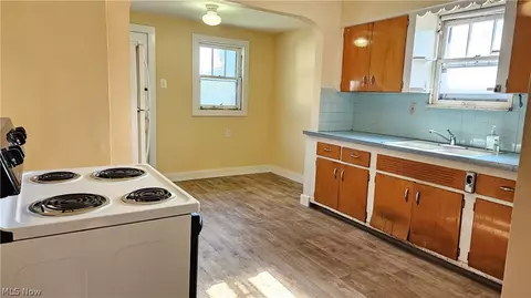 Entry Way - 387 E York St, Akron, OH 44310 photo 2 of 3