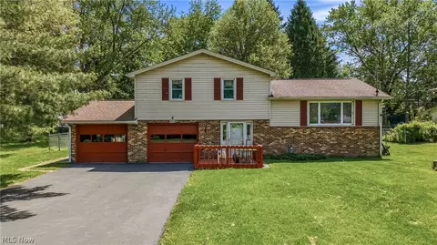 42033 Edward Cir, Columbiana, OH 44408