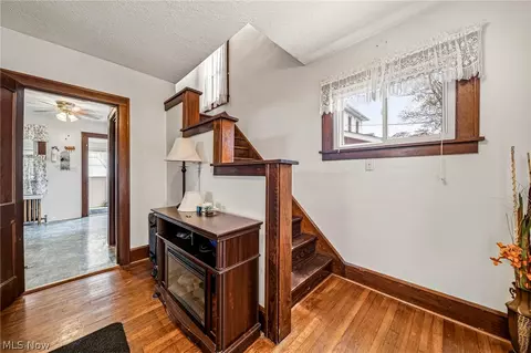 Entry Way - 1728 Harbor Ave, Ashtabula, OH 44004 photo 1 of 5