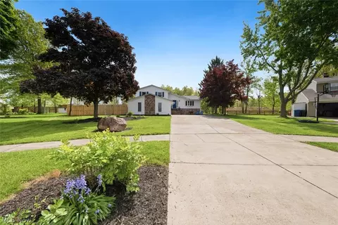 5565 Pin Oak Cir, Sheffield Village, OH 44054