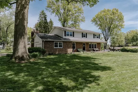 136 Blue Hill Ln, Fairlawn, OH 44333