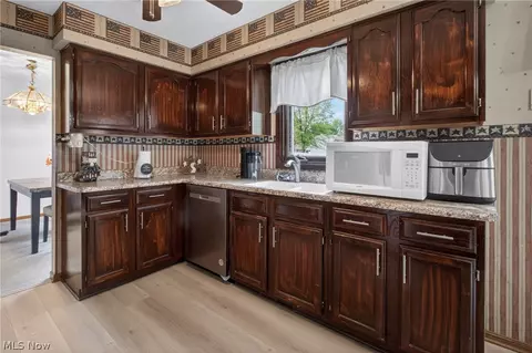 Kitchen - 438 Hampton Dr, Elyria, OH 44035 photo 3 of 4