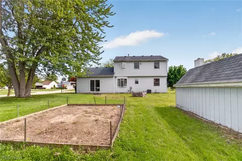Exterior - 438 Hampton Dr, Elyria, OH 44035 photo 5 of 10