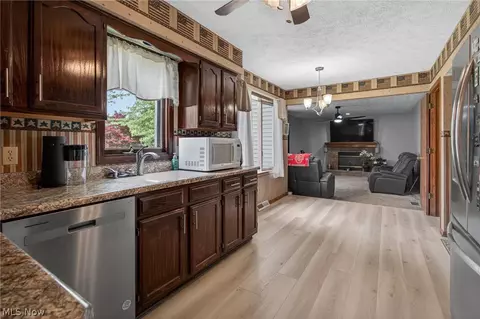 Kitchen - 438 Hampton Dr, Elyria, OH 44035 photo 4 of 4