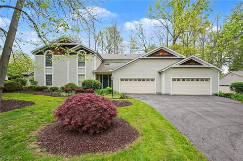 1344 Fox Run Ct, Youngstown, OH 44512
