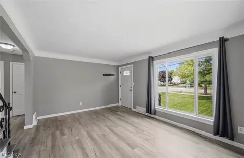 Living - 468 E 305th St, Willowick, OH 44095 photo 2 of 3