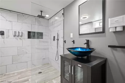 Bath - 468 E 305th St, Willowick, OH 44095 photo 2 of 2