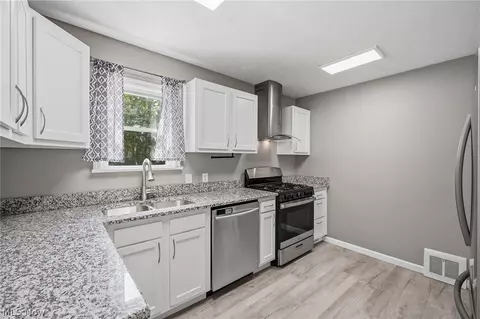 Kitchen - 468 E 305th St, Willowick, OH 44095 photo 1 of 2
