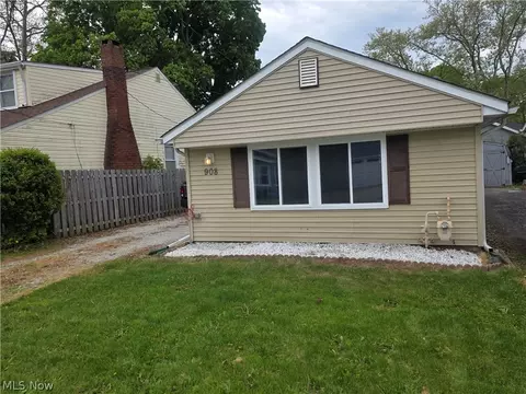 908 Bellevue Dr, Willoughby, OH 44094