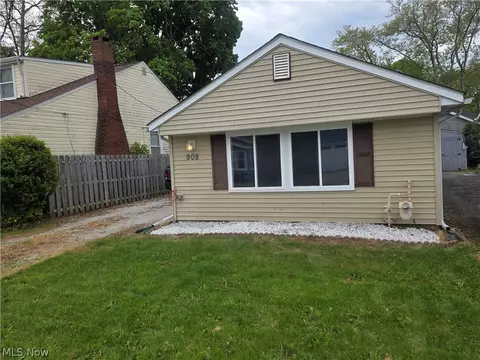 908 Bellevue Dr, Willoughby, OH 44094