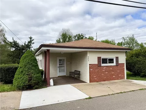 583 E 1st St, Uhrichsville, OH 44683
