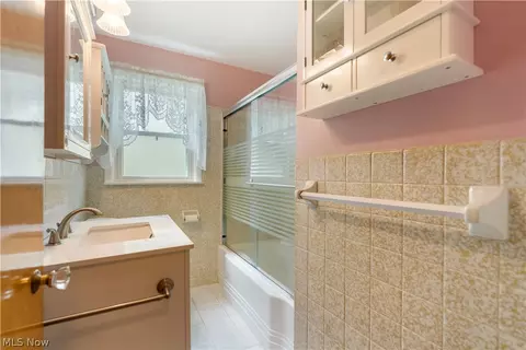 Bath - 814 Lakeview Ave NW, Canton, OH 44708 photo 1 of 1