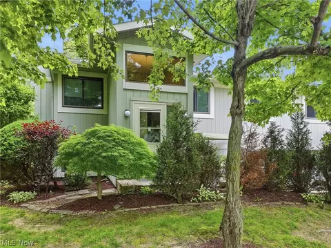 7147 N Jester Pl, Concord Twp, OH 44077