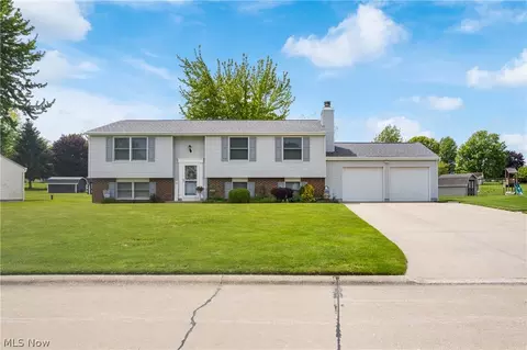 4506 Honeysuckle Dr, North Canton, OH 44720
