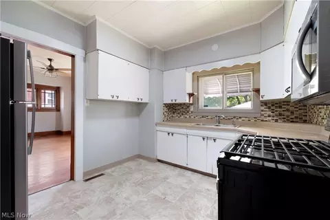 Kitchen - 51 Indianola Rd, Youngstown, OH 44512 photo 1 of 1