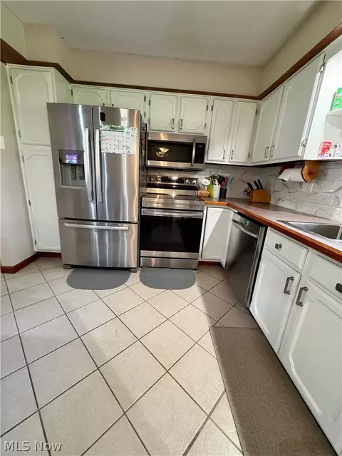 126 Valley Forge Cir, Elyria, OH 44035 photo 10
