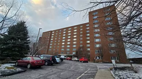 11820 Edgewater Dr, Lakewood, OH 44107