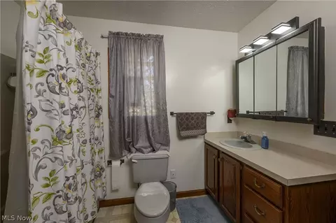 Bath - 2677 Summit Rd, Akron, OH 44321 photo 3 of 5