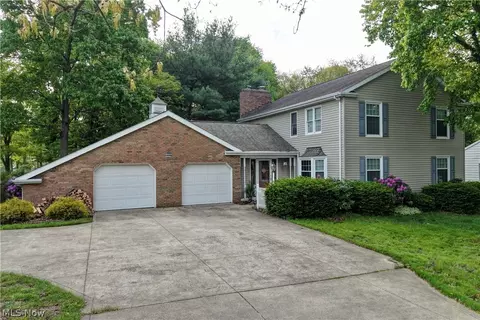 1036 Briarview Ave NW, North Canton, OH 44720
