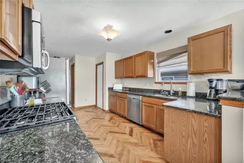 325 Longfellow St, Elyria, OH 44035 photo 9