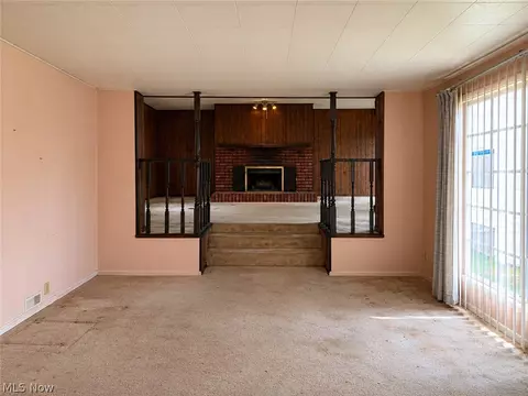 Living - 103 Smith St, Weirton, WV 26062 photo 1 of 4