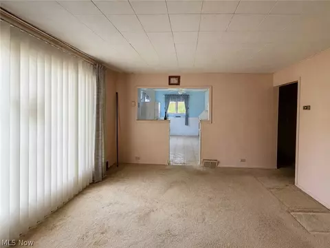 Living - 103 Smith St, Weirton, WV 26062 photo 2 of 4