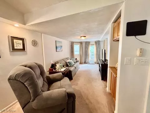 Living - 147 Northgate Dr NE, Warren, OH 44484 photo 5 of 5