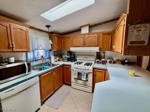 Kitchen - 147 Northgate Dr NE, Warren, OH 44484 photo 2 of 3