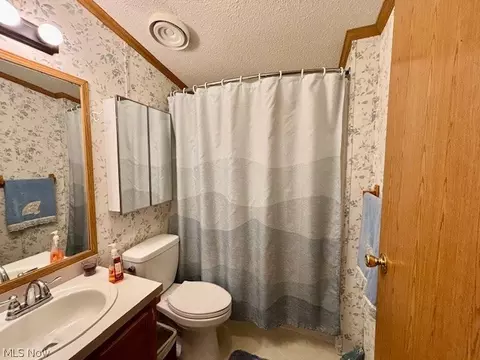 Bath - 147 Northgate Dr NE, Warren, OH 44484 photo 4 of 5