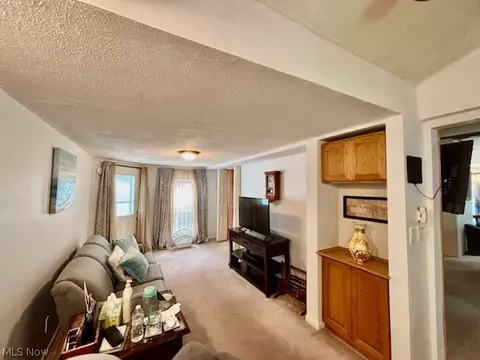 Living - 147 Northgate Dr NE, Warren, OH 44484 photo 4 of 5