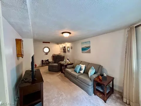 Living - 147 Northgate Dr NE, Warren, OH 44484 photo 3 of 5