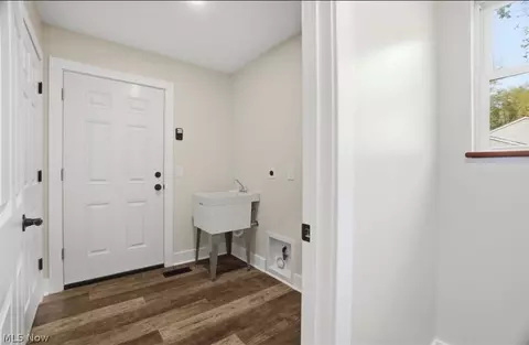 Entry Way - 6842 Florence Ave, Ashtabula, OH 44004 photo 7 of 9