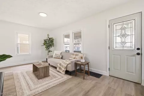 Living - 384 Mary St, Marion, OH 43302 photo 1 of 2