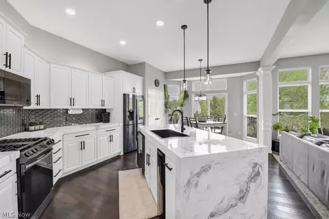 Kitchen - 4089 Fox Chase, Seven Hills, OH 44131 photo 3 of 6