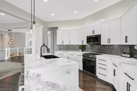 Kitchen - 4089 Fox Chase, Seven Hills, OH 44131 photo 4 of 6