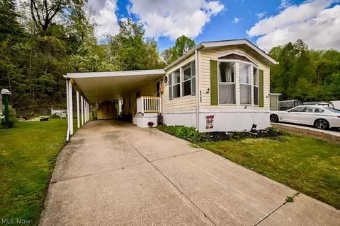2737 Barn Dr SW, Canton, OH 44706