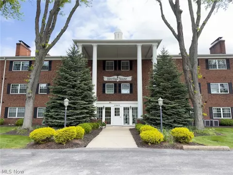 2885 Pease Dr #309, Rocky River, OH 44116