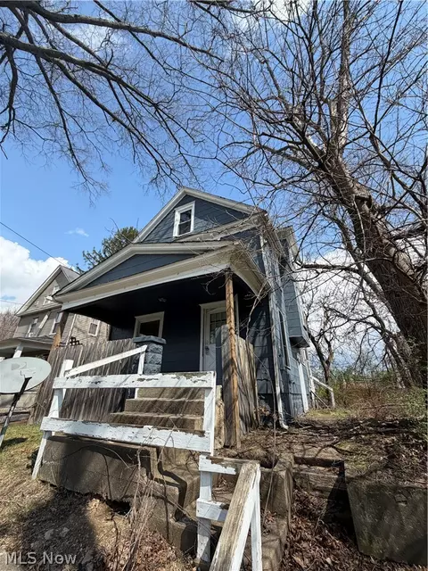 977 Raymond St, Akron, OH 44307
